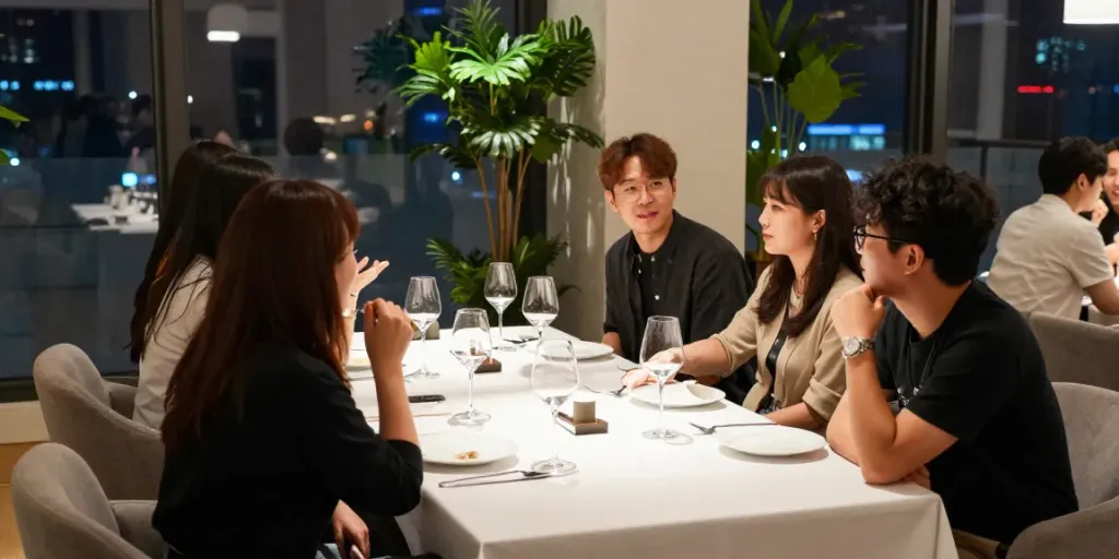 강남 구구단의 독립 룸에서 친구들과 함께 즐거운 대화를 나누는 모습